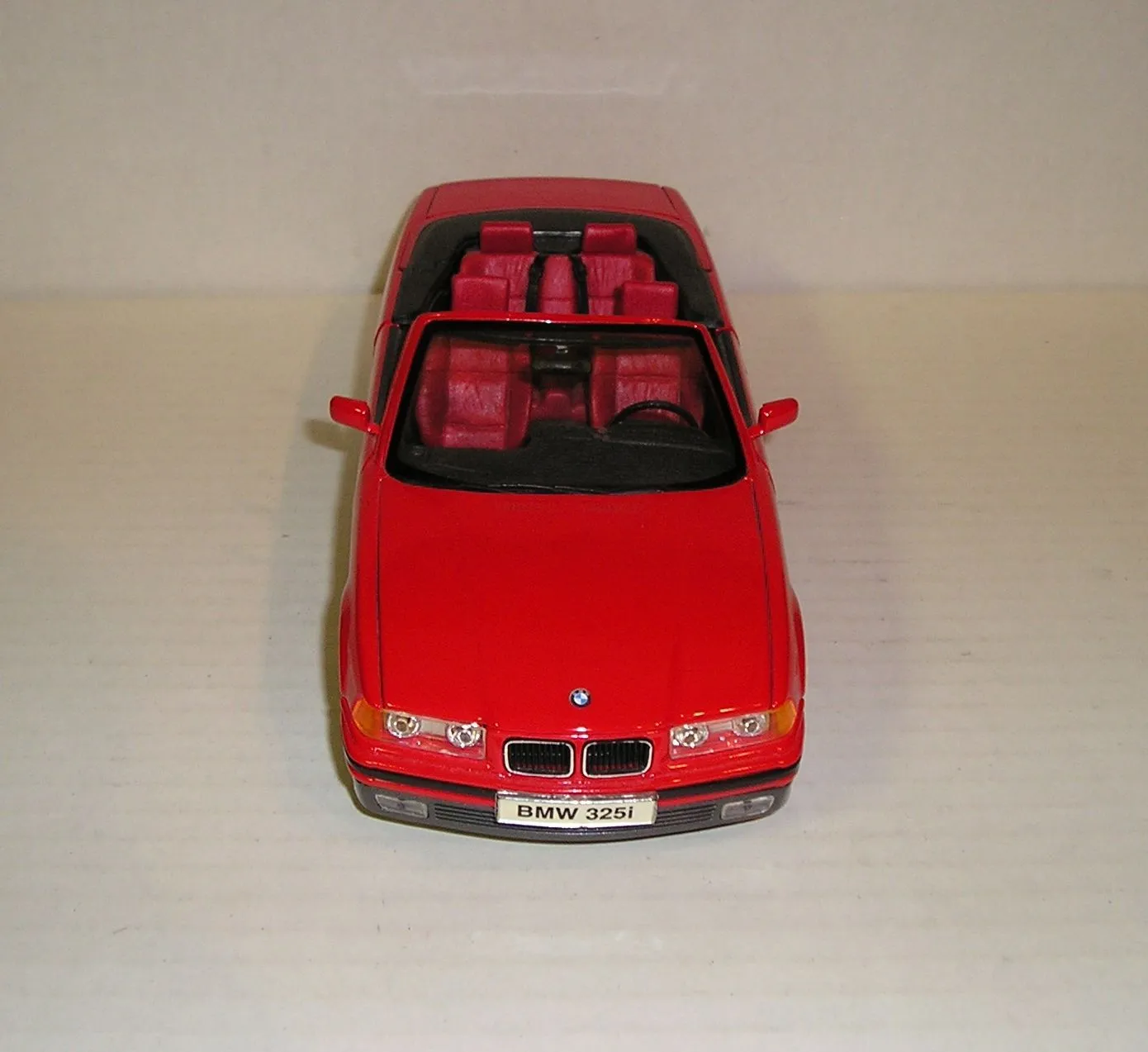/img/44450-diecast-model-display.webp