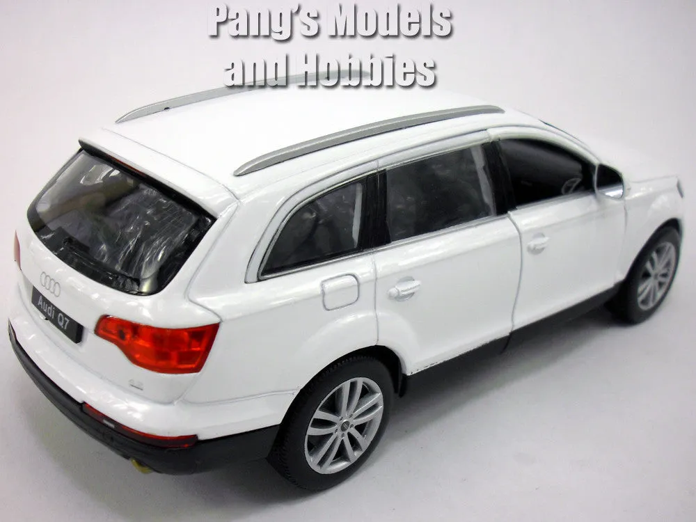 /img/44465-audi-q7-diecast-model-display.webp