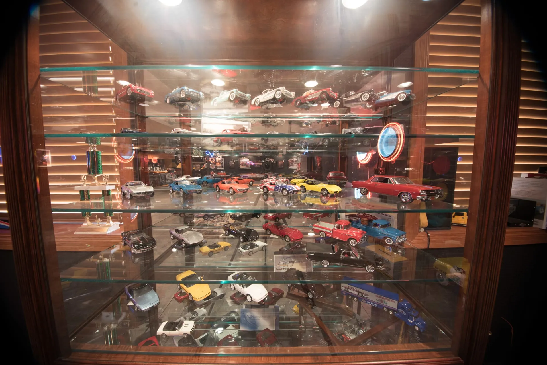 /img/44474-diecast-truck-display-theme.webp