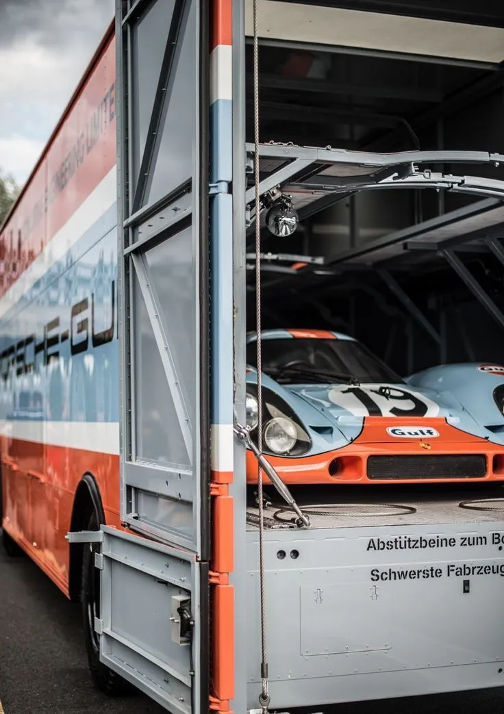 /img/44520-porsche-917k-diecast-display.webp