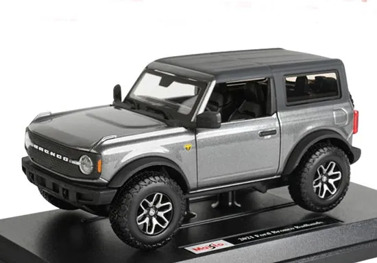 /img/44572-collectors-buying-diecast.webp
