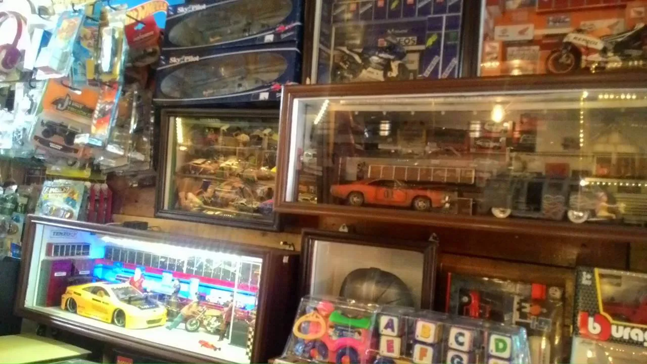 44591 diecast shop interior