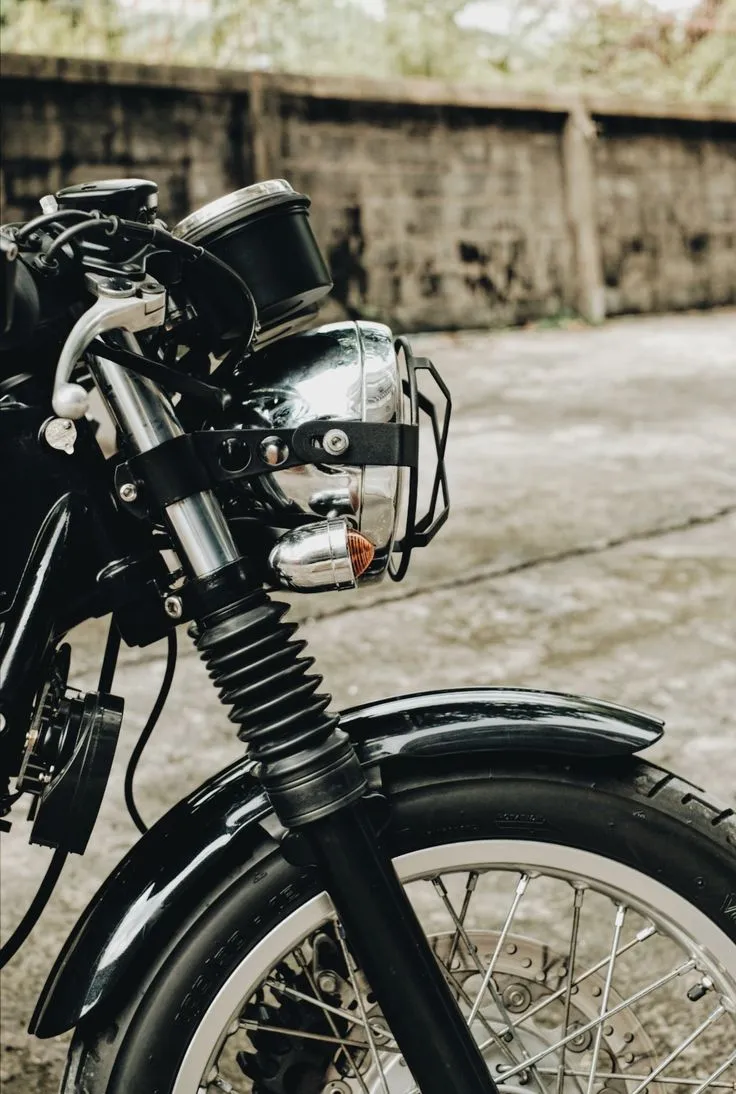 44633 triumph thruxton diecast price guide