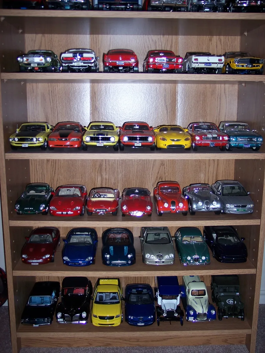 /img/44649-diecast-car-display.webp