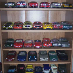 /img/44649-diecast-car-display.webp