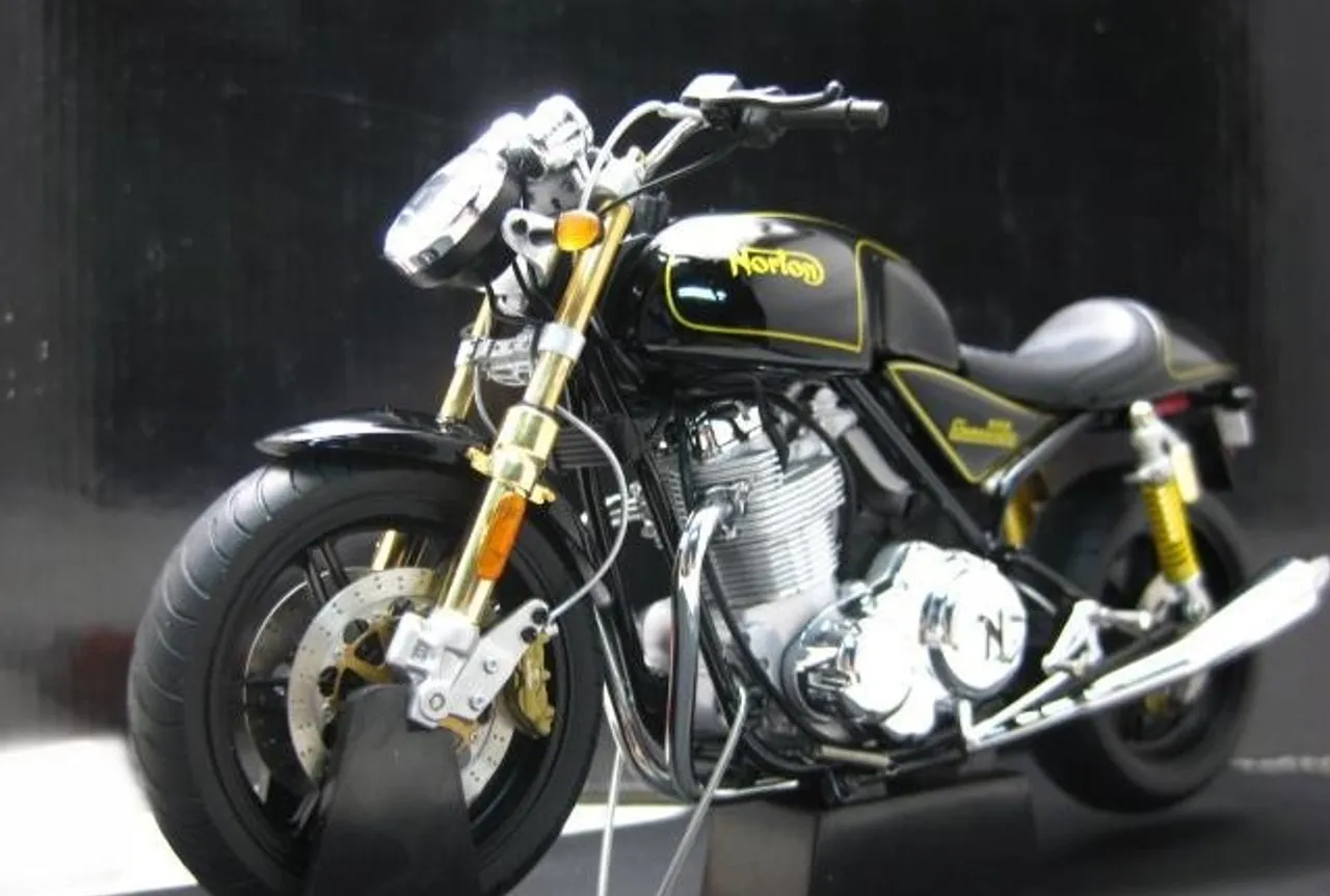 /img/44690-norton-diecast-display.webp
