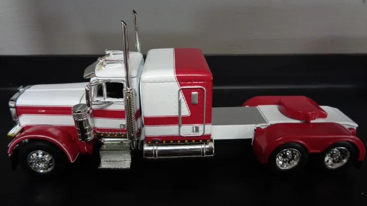 /img/44698-peterbilt-unique-color.webp