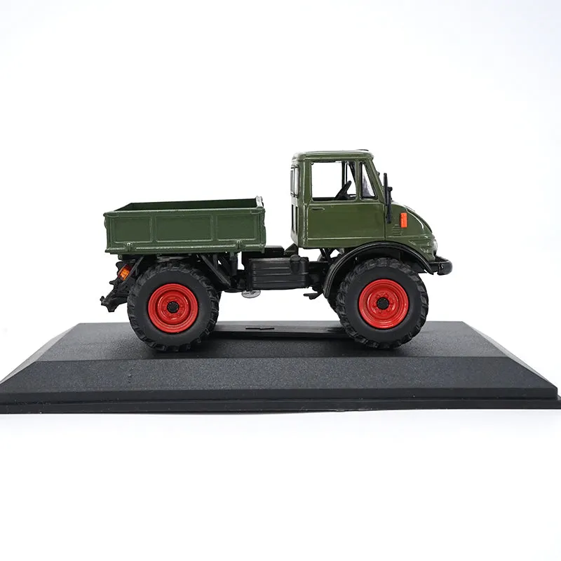/img/44704-diecast-unimog-cleaning.webp