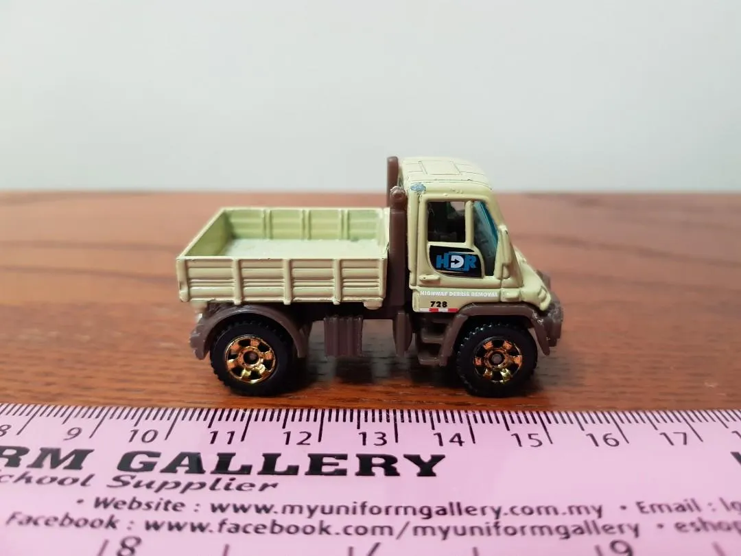 44704 diecast unimog display